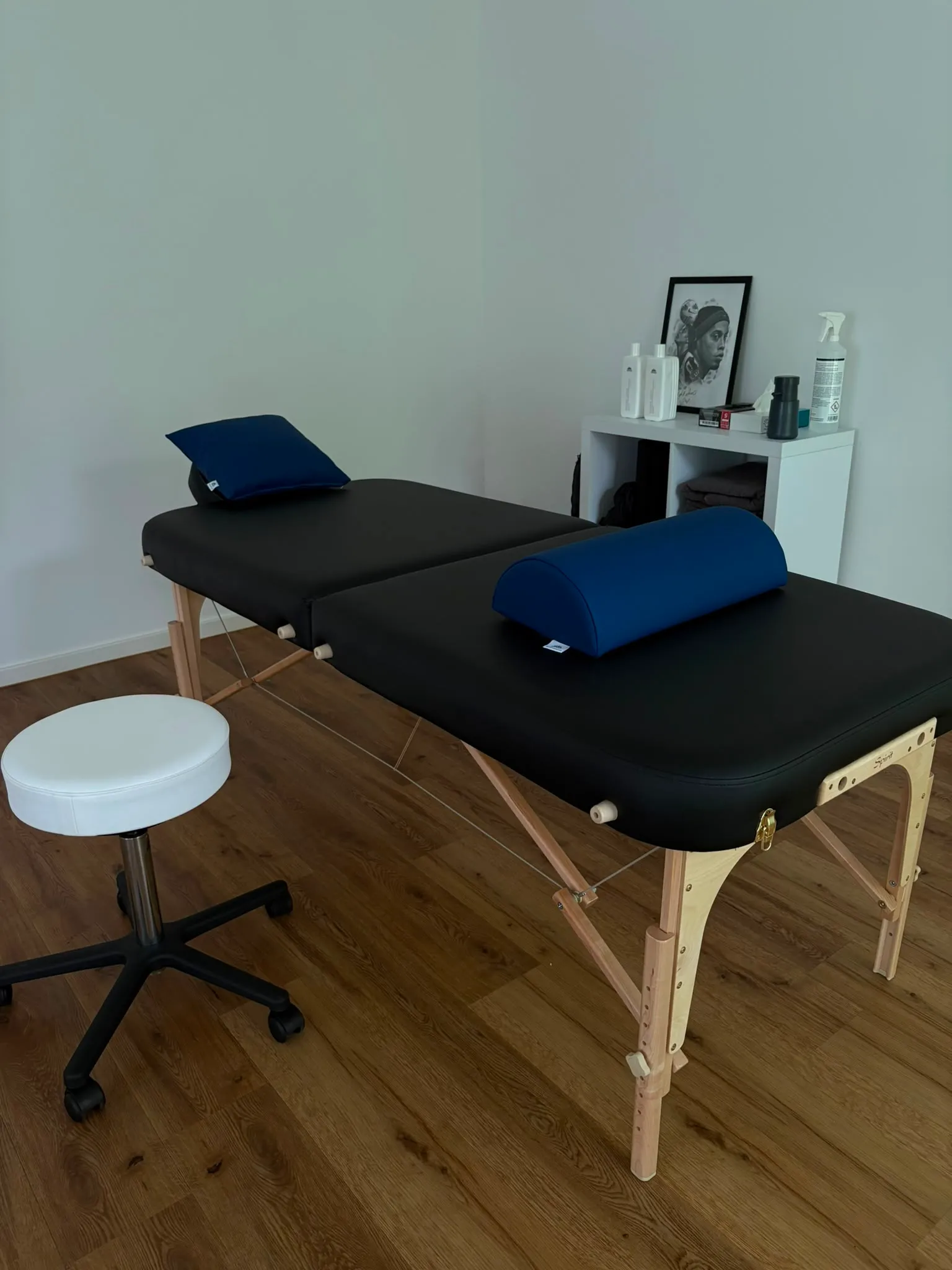 Behandlungsraum der Lumax-Praxis mit Massageliege